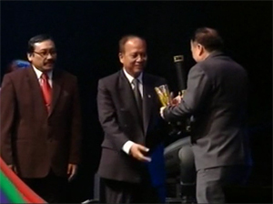 presiden direktur pt panggung electric citrabuana menerima sni award 2014